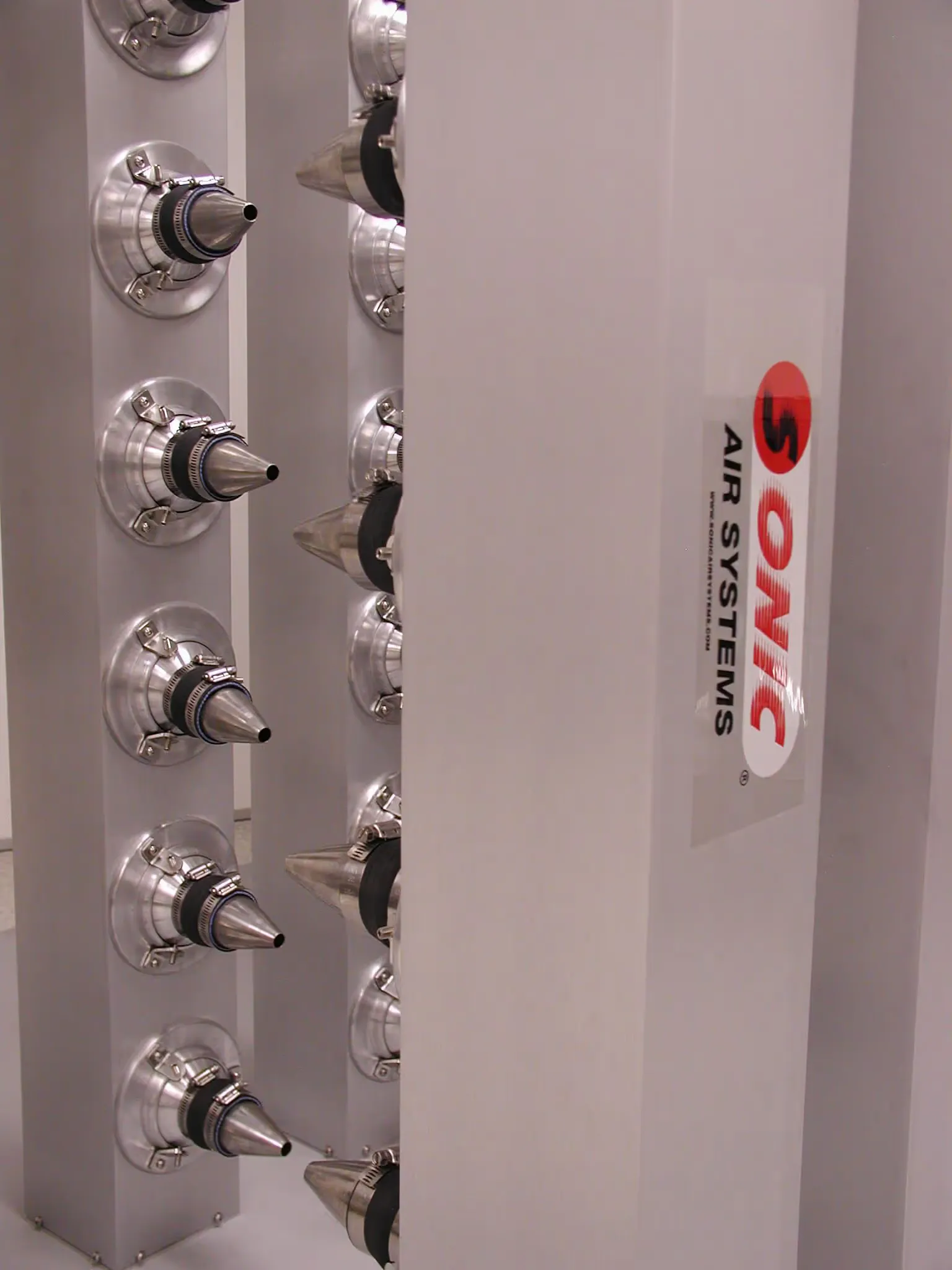 Industrial blower-powered air nozzle assembly for drying and blow-off