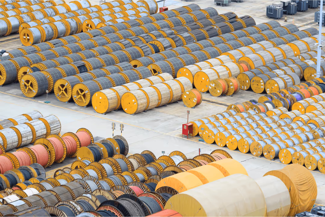 Wire and cable extrusion line supported by an air wipe drying system
