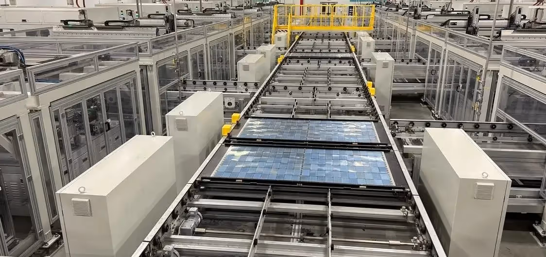 Soplador y air knife de Sonic Air Systems para la producción de paneles solares